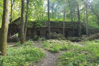 Die Wolfsschanze im Wandel der Zeit: Von der militärischen Hochburg zum touristischen Anziehungspunkt - Polen besuchen